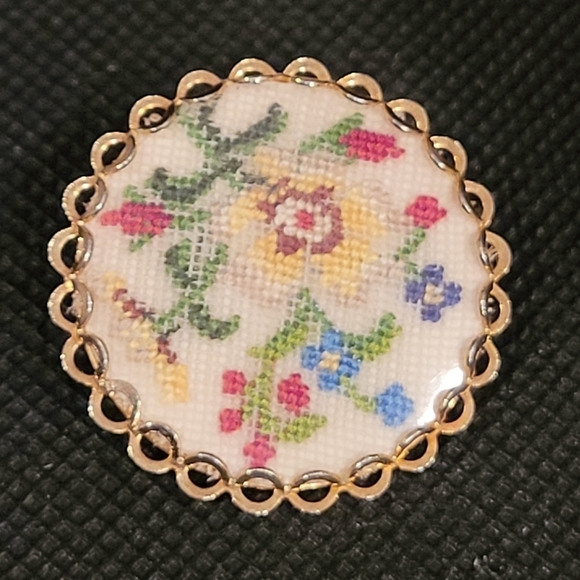 VINTAGE Handcrafted Dainty Petit Point Floral Brooch - Picture 2 of 14